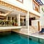 Villa Kayu Raja