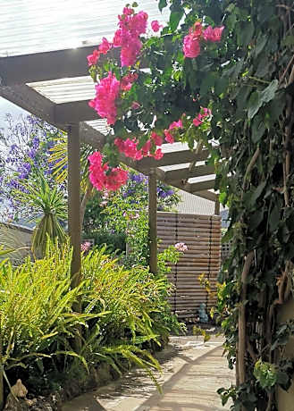 Entire guesthouse walking to beach