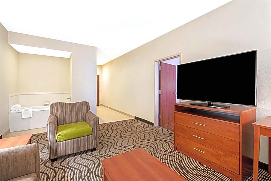 La Quinta Inn & Suites by Wyndham Midwest City - Tinker AFB