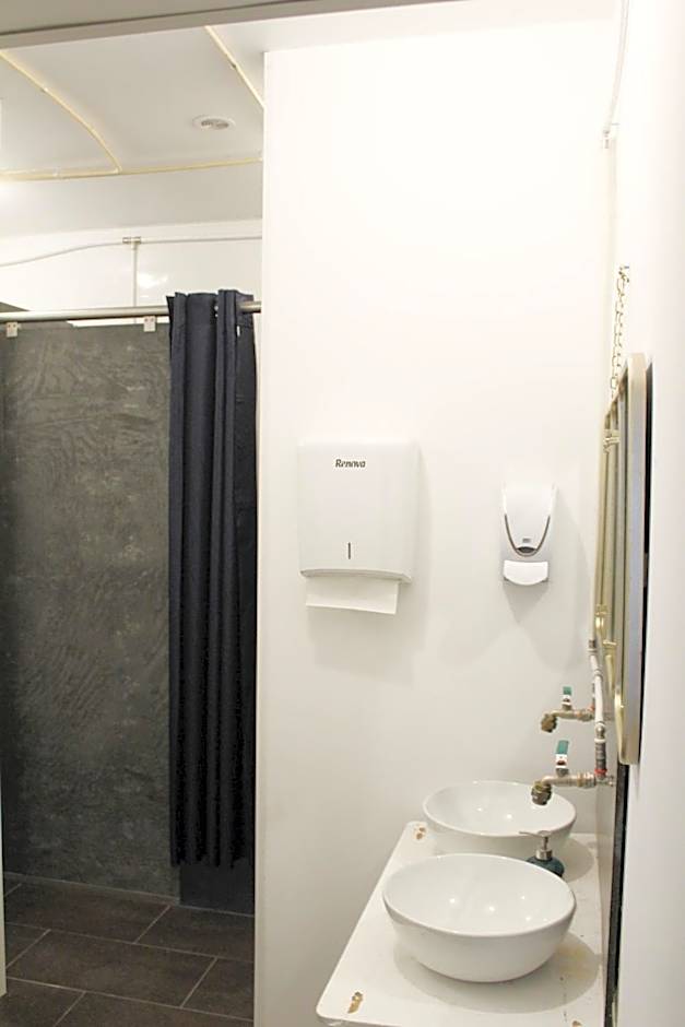 Alface Hall Hostel & Bar