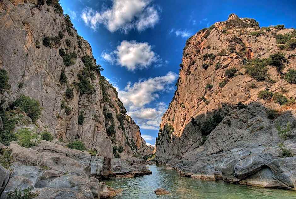 Chambres d'Hôtes et Gîtes- L'Abri sous Roche