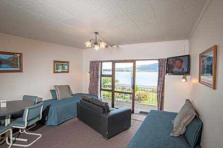 One-Bedroom Apartment with Lake View