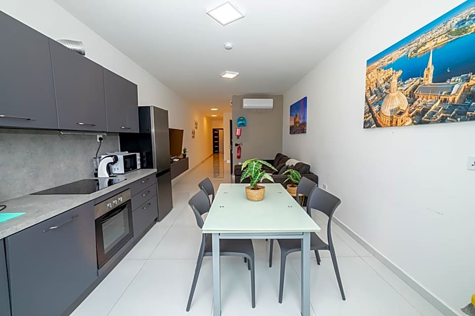 Spacious 2BR Apartment with Terrace - by HostMT