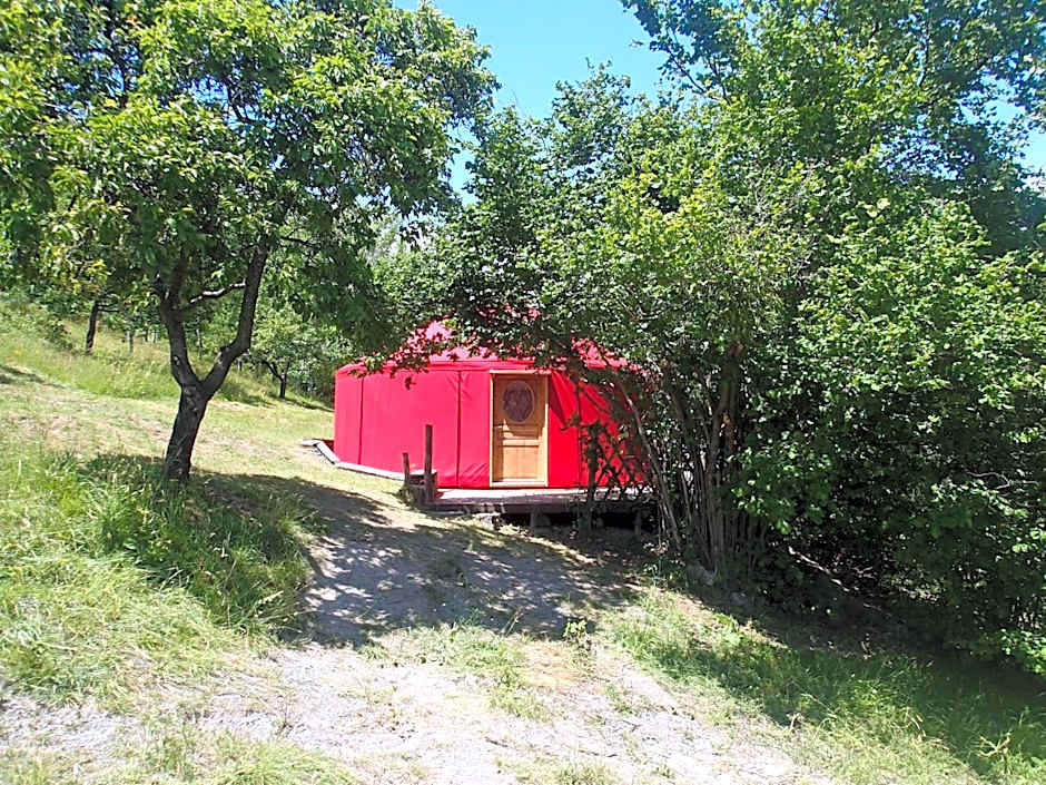Eco-hôtel et Yourtes du Mercantour
