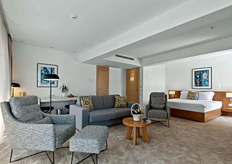 COMFORT SUITE WITH BALCONY AND PARTIAL SEA VIEW