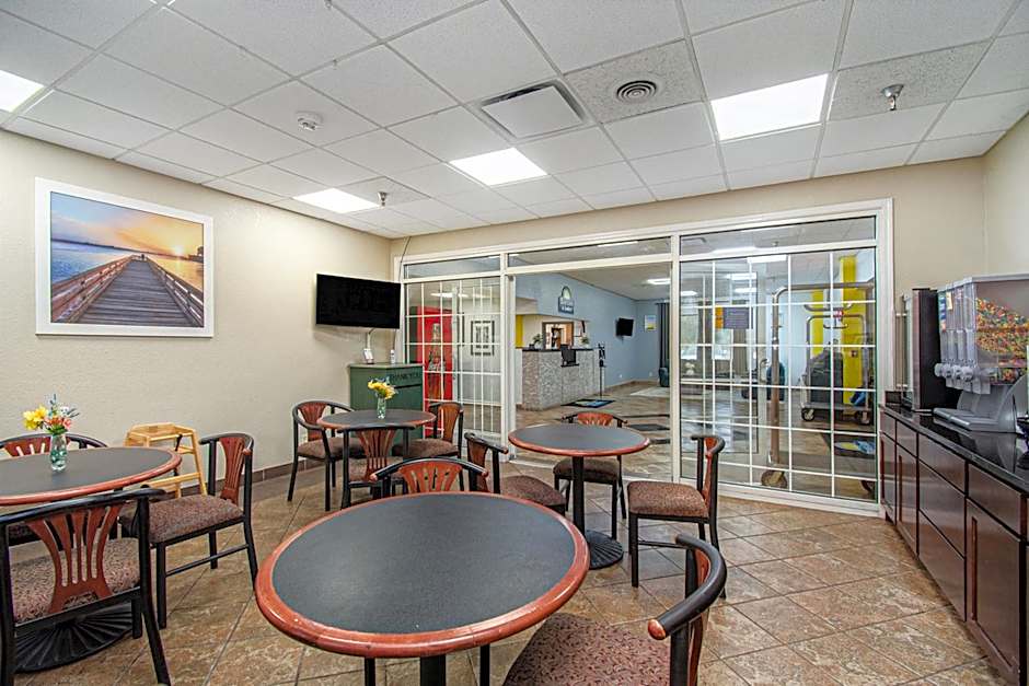 Days Inn & Suites by Wyndham Mt Pleasant