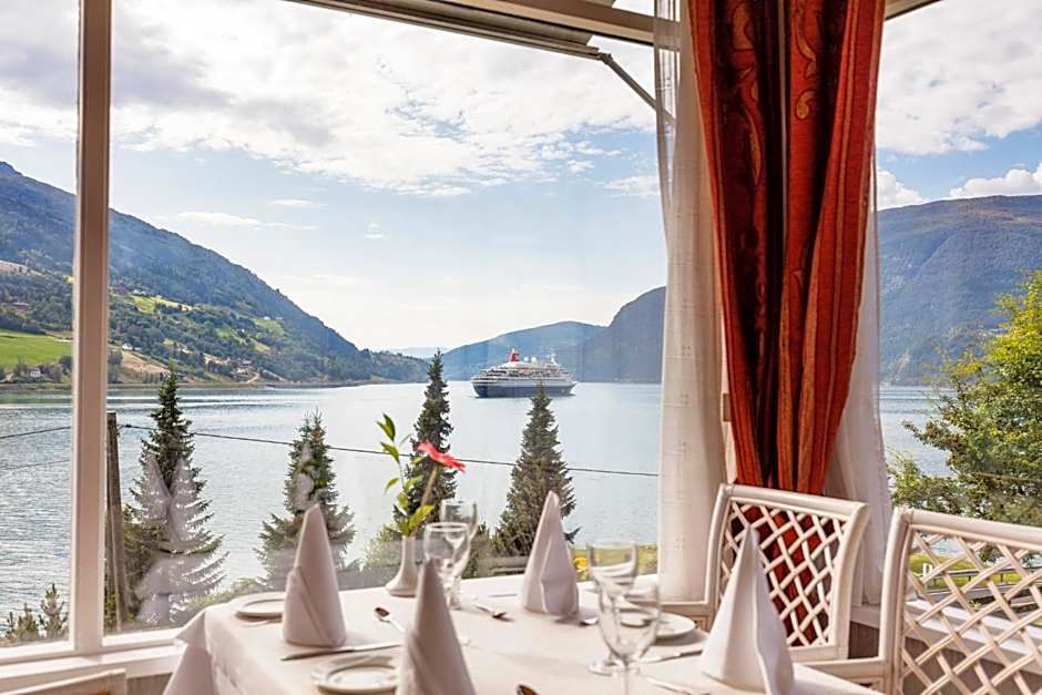 Olden Fjordhotel