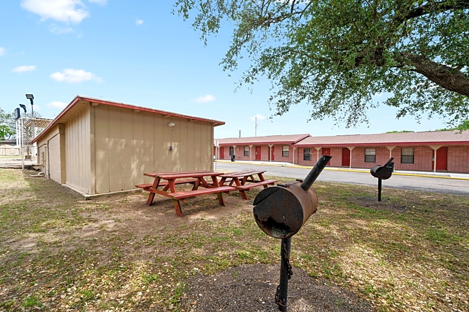 OYO Hotel Beeville -US 181