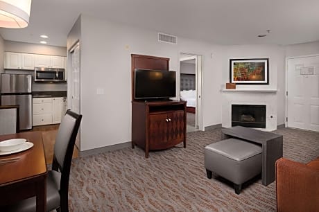 2 DBL BEDS 1 BEDROOM FIREPLACE SUITE NONSMOK