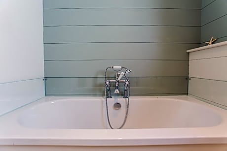 Springtide - beach front property in East Wittering