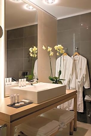 Double or Twin Room with Mountain View (2 Adults + 1 Child)