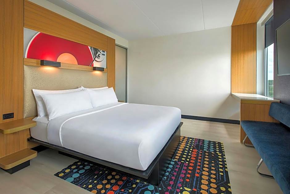 Photo 1 of 4 of 1 King Bed, Hearing/Mobility Accessible, Roll in Shower, Top Floor