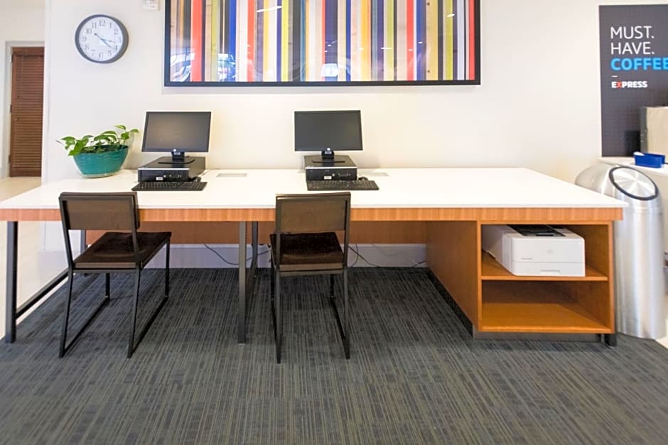 Holiday Inn Express & Suites Lexington NW-The Vineyard by IHG