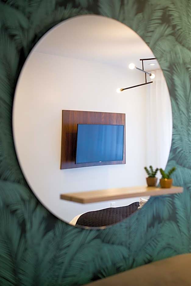 Blue Tropics Studio in Little Italy with kitchen by Den Stays