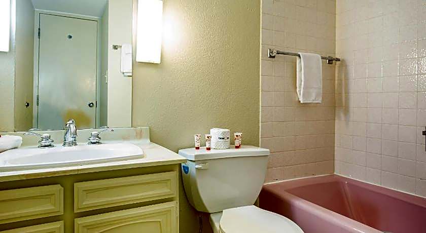 OYO Hotel Moline Downtown IL I-74 North