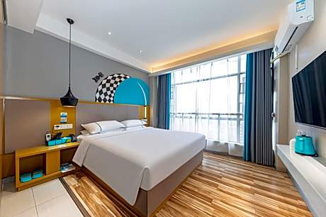 Stand Queen Room