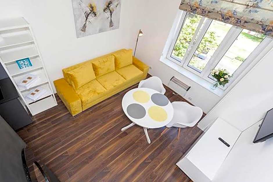 2 Nights Apartments - great location, right next to Main Rail and Bus Station, 10 min to Main Square by foot
