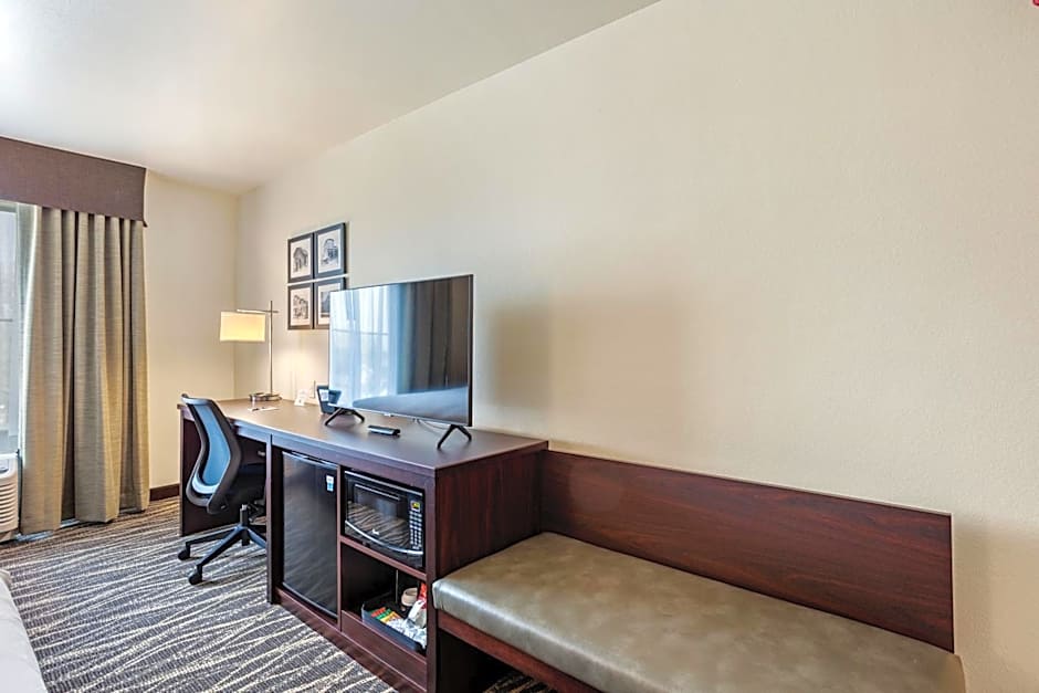 Cobblestone Hotel & Suites - Little Chute