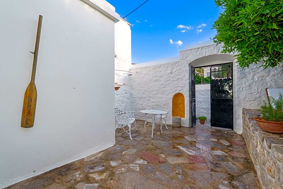 LIVIN Hydra Garden Suite