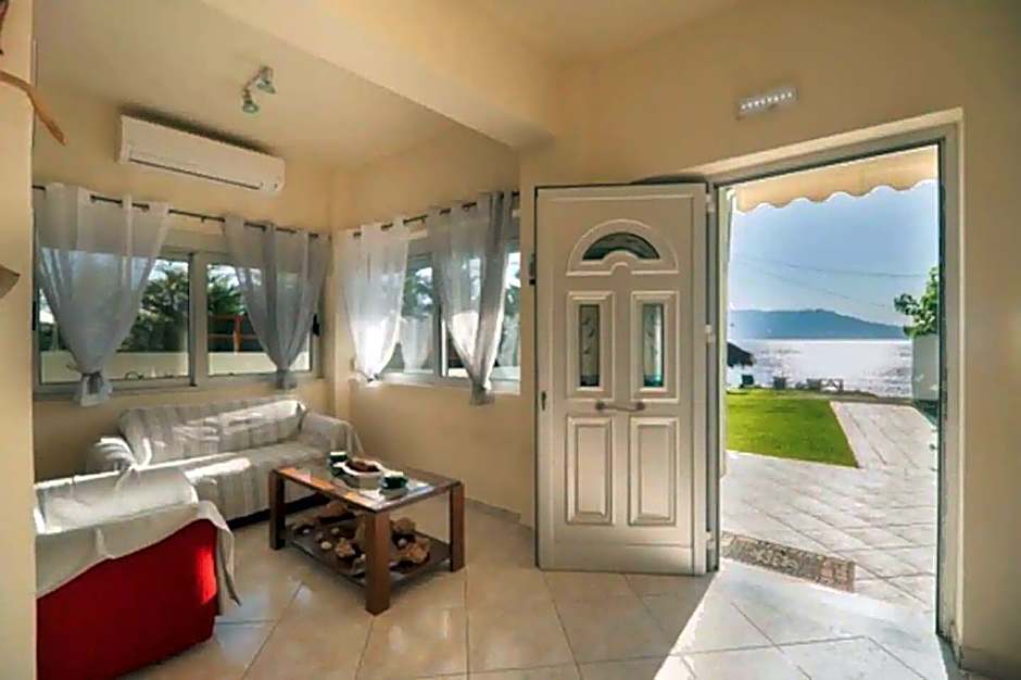 House just on the beach -included 2 canoe and 2 bicycles