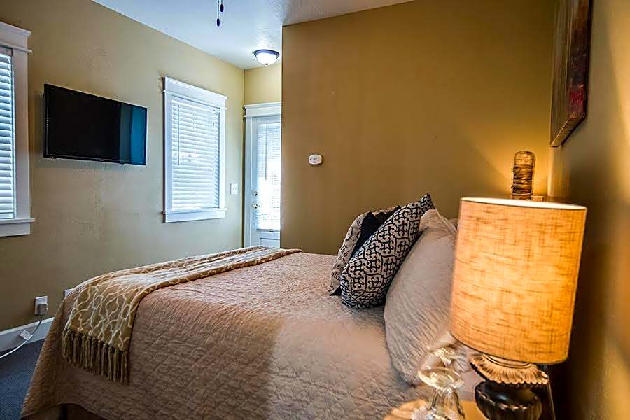 Photo 1 of 5 of 1 Queen Bed, Jetted Tub