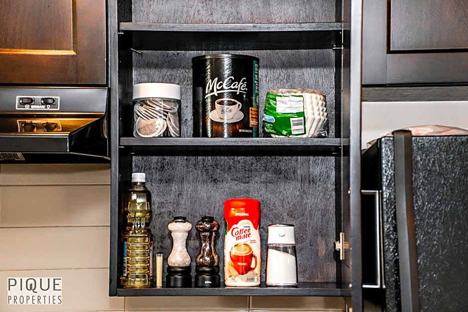 Stunning Modern Suite - King Bed - Free Parking & Netflix - Fast Wi-Fi - Long Stays Welcome