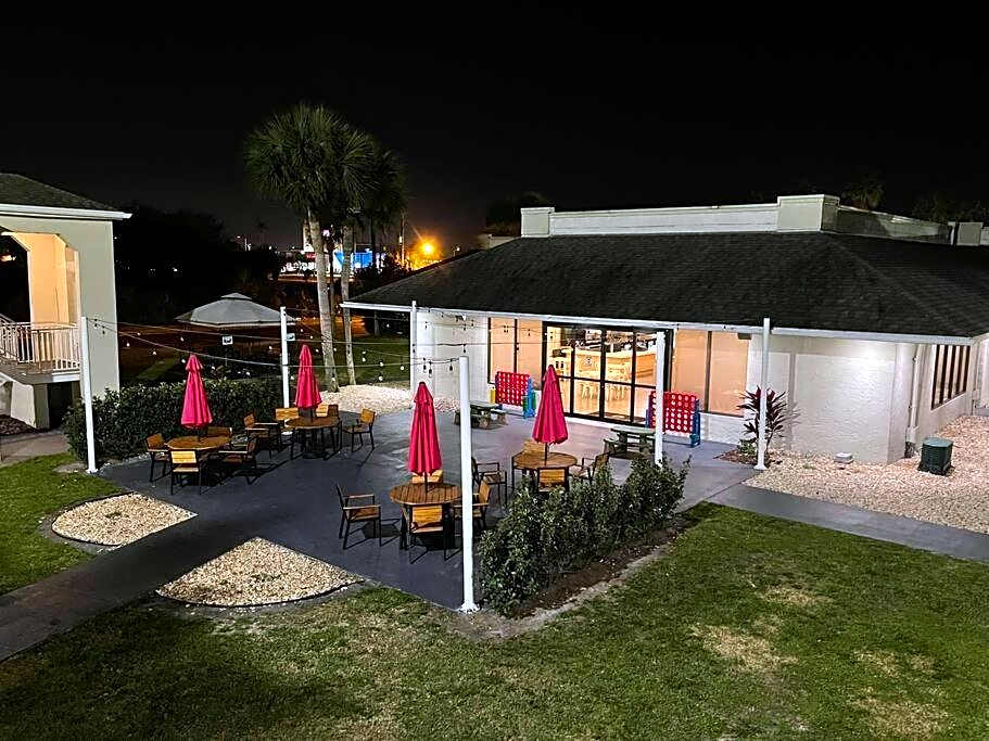 Newly Room in cozy hotel with Super location to the Parks