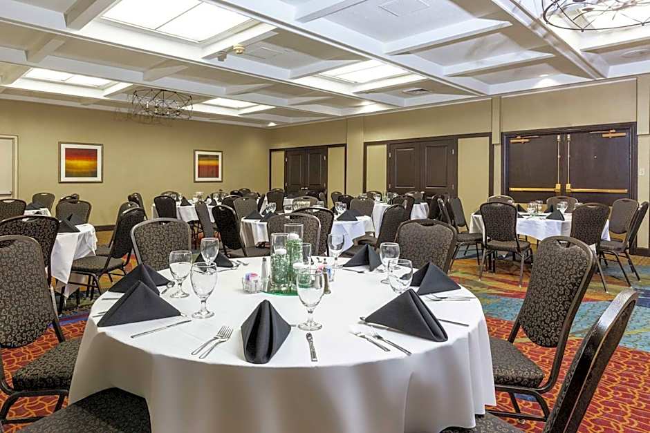 Embassy Suites by Hilton Kansas City Plaza