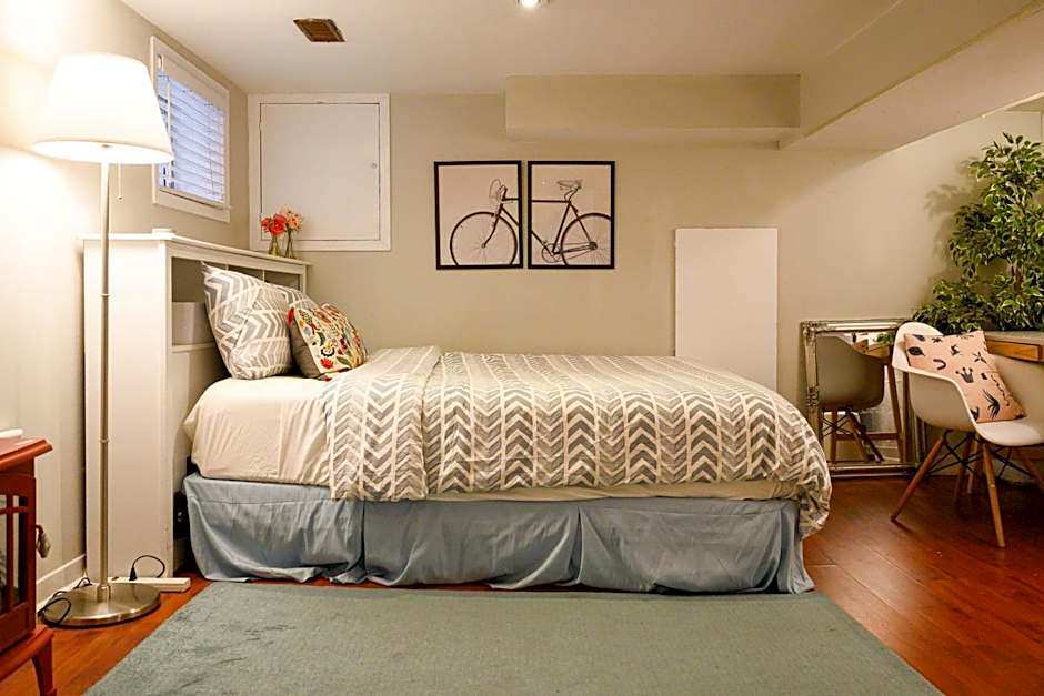 Charming Basement Suite with Private Entrance Near Subway, Koreatown & UofT