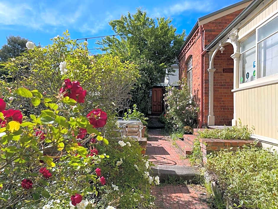 Lowena Cafe and Accommodation