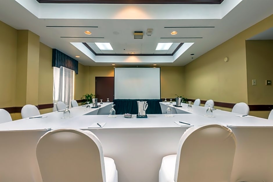 MCM Elegante Hotel & Suites