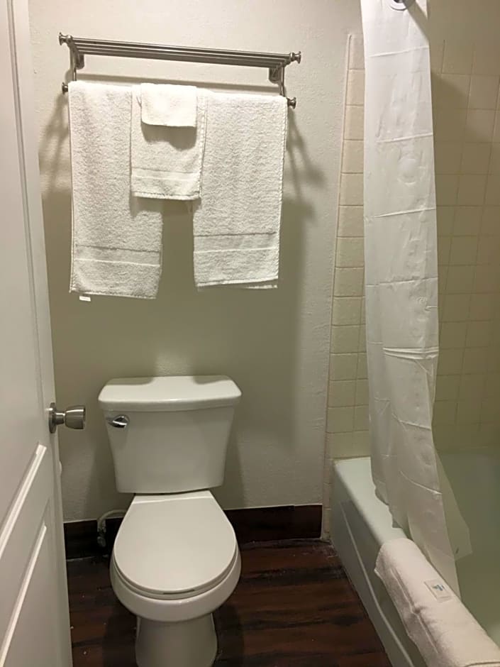 Baymont by Wyndham Bakersfield