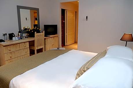 Room, 1 King Bed, Pool Access, Garden View