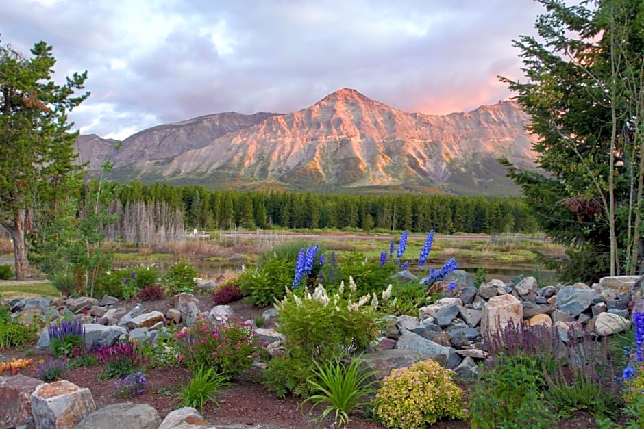 Summit Mountain Lodge and Steakhouse