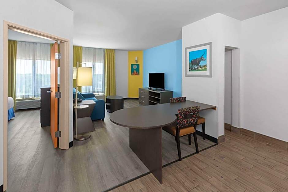 Days Inn & Suites by Wyndham Lubbock Medical Center