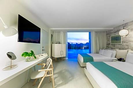 Two Queens with Lagoon View