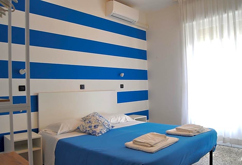 Hotel Susy - Ambienti rinnovati - direttamente su viale Dante e a due passi dal mare