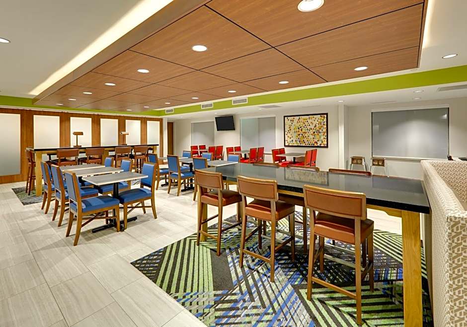 Holiday Inn Express & Suites Mitchell By IHG