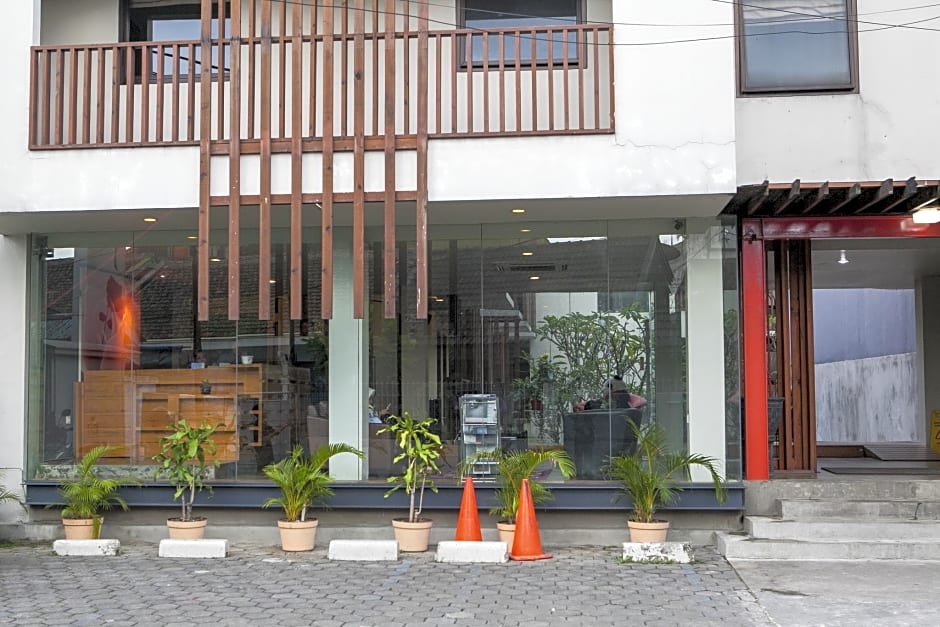 RedDoorz Plus near Asia Afrika 3