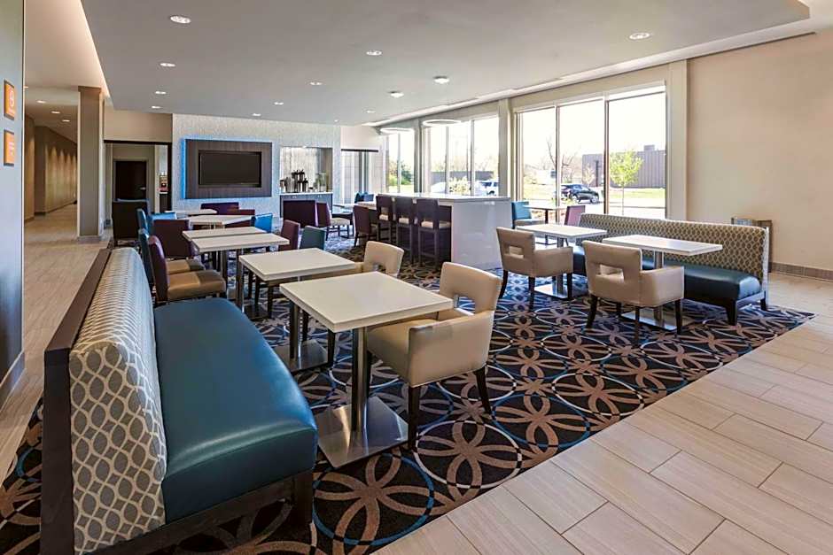 La Quinta Inn & Suites by Wyndham Terre Haute