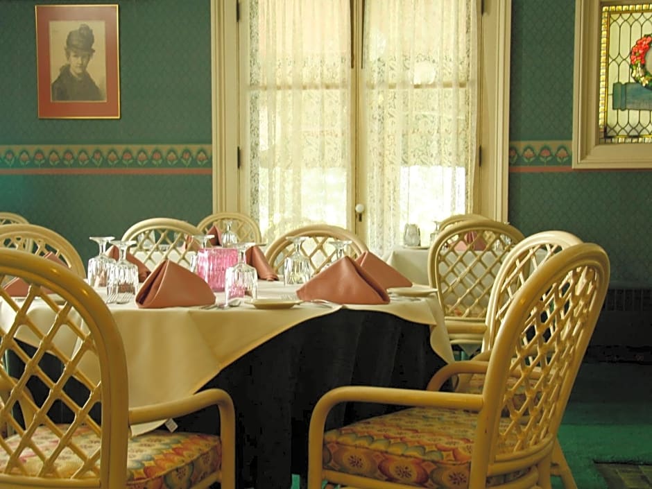 Stonehurst Manor Including Breakfast and Dinner