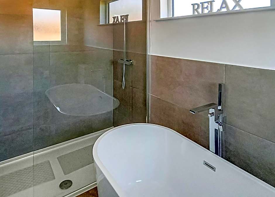 Cherry Bird Lodge Escape