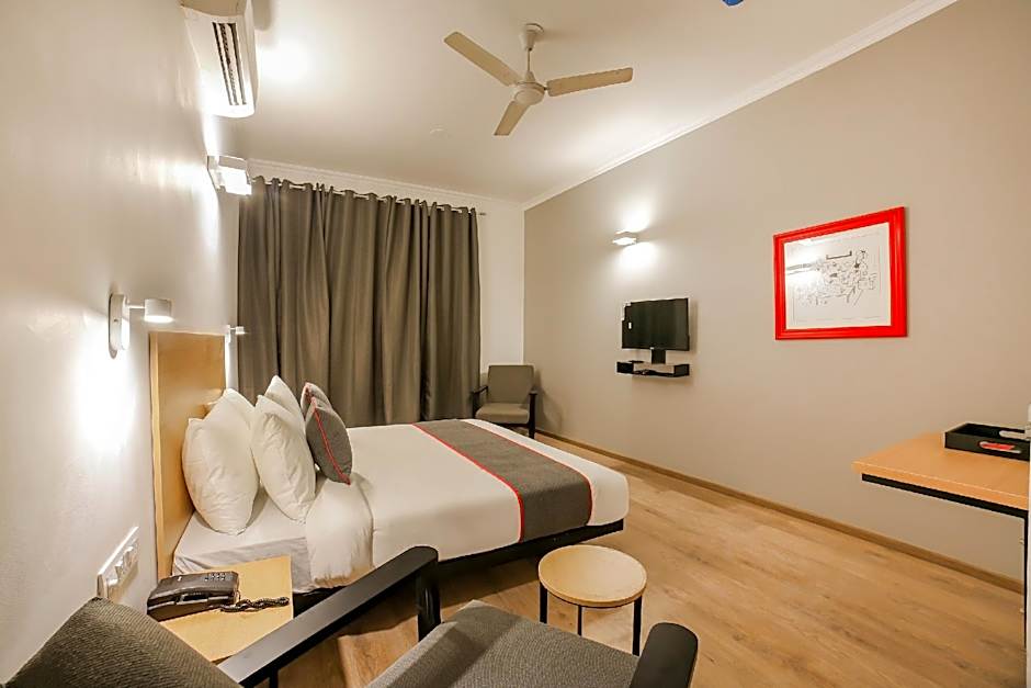 Townhouse 330 DLF Phase-2 Near Leisure Valley Park