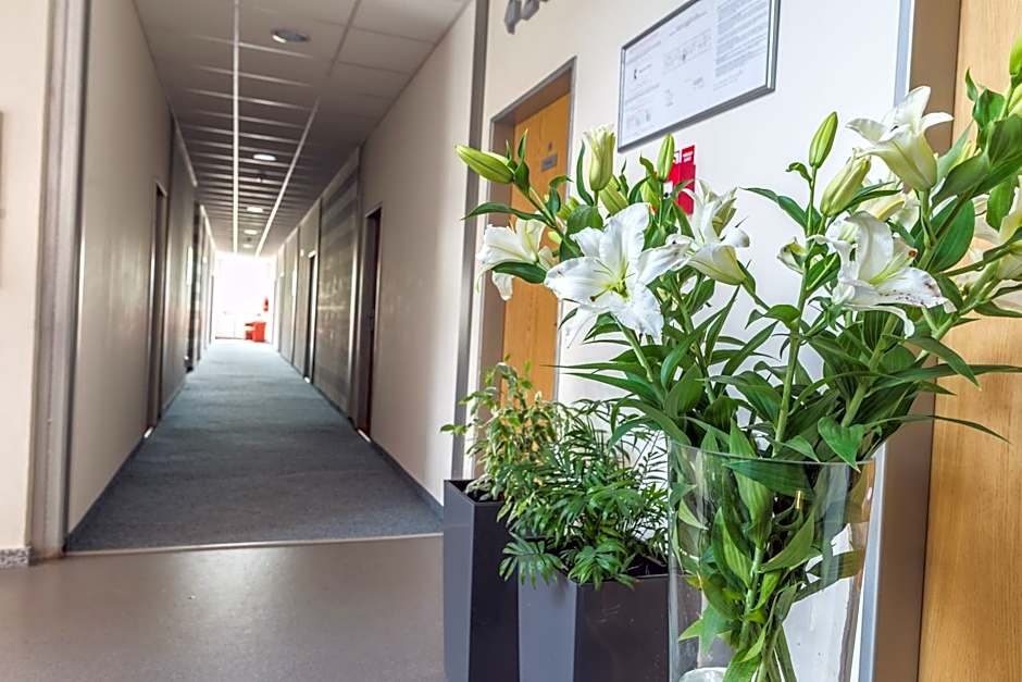 City Hotel B&B, reception 24 7, 800m od-from R1, free parking