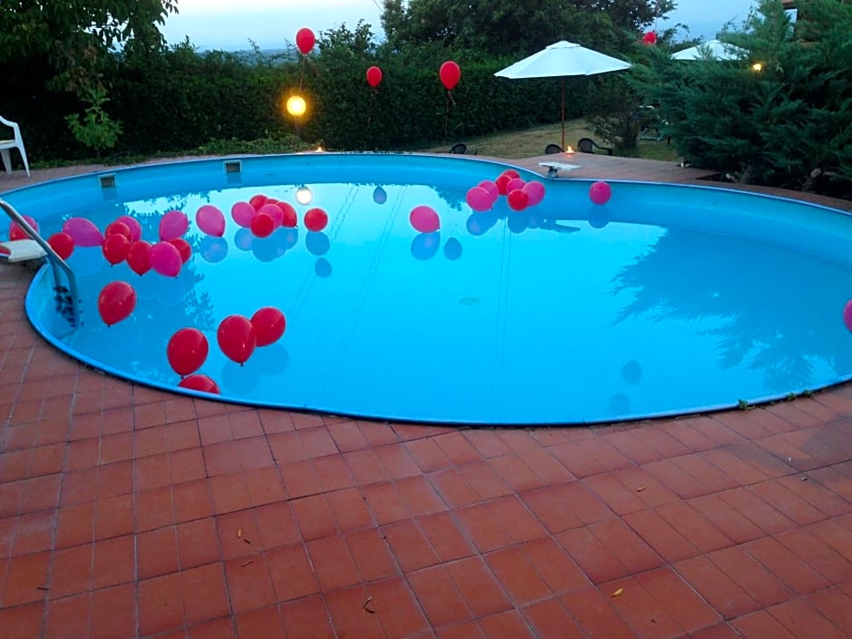 villa di charme con piscina e jacuzzi tra Roma e Viterbo