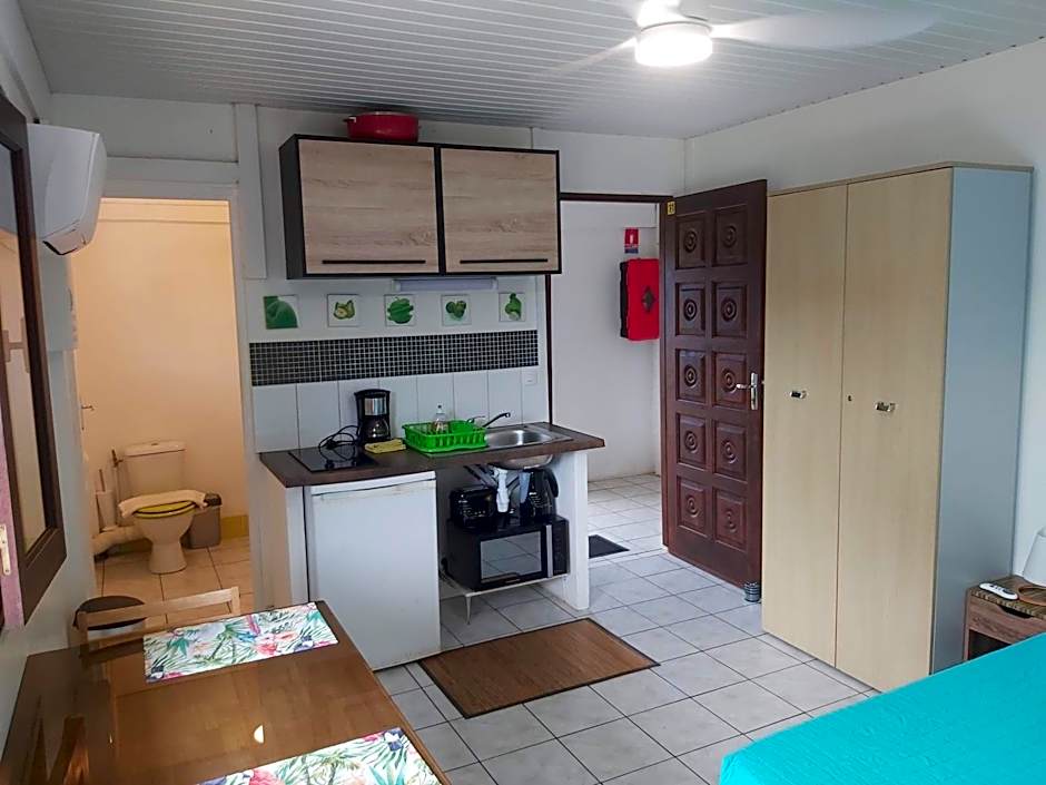 Au Petit Canal Fleuri