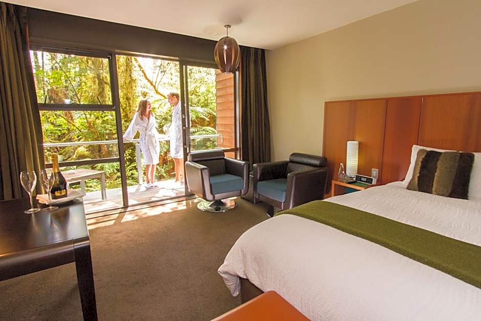 Te Waonui Forest Retreat