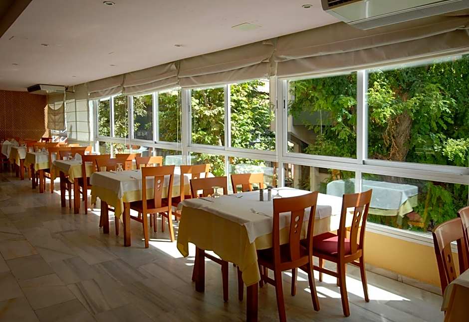 Hotel Monarque El Rodeo