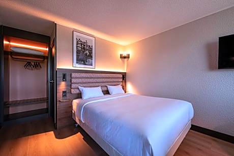 Standard Room - 1 Queen Bed