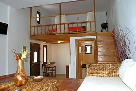 Studio - Split Level with Pool and Sea View